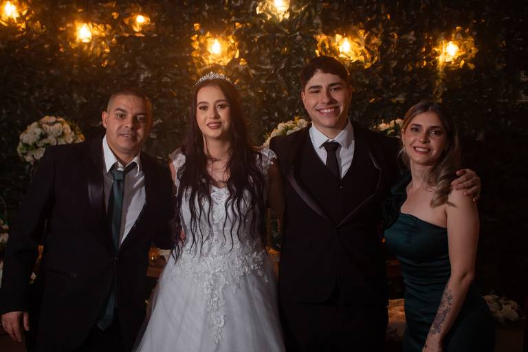 Noivos posando no casamento - queimados