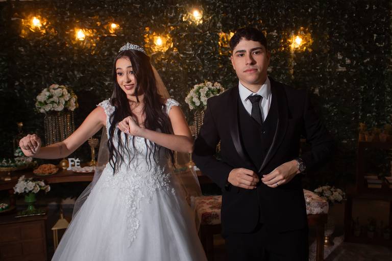 Noivos posando no casamento - queimados