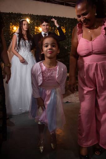 Noivos posando no casamento - queimados