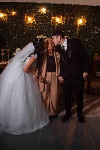 Noivos posando no casamento - queimados