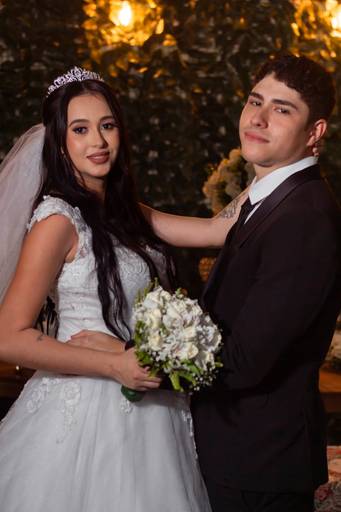 Noivos posando no casamento - queimados
