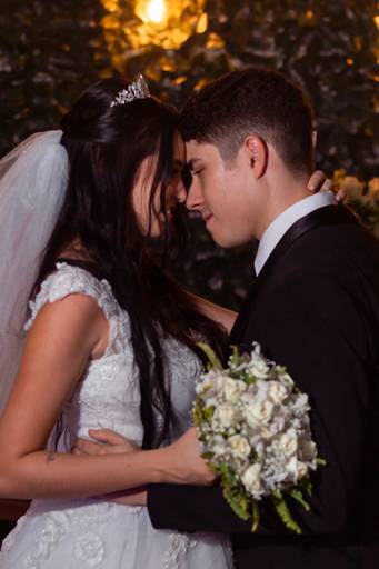 Noivos posando no casamento - queimados