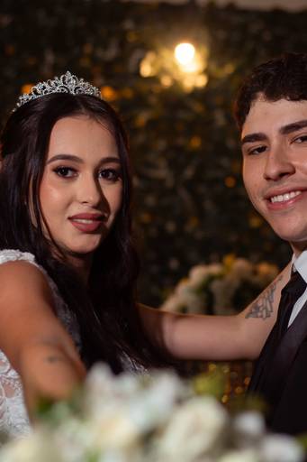 Noivos posando no casamento - queimados