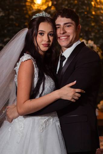 Noivos posando no casamento - queimados