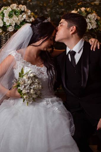 Noivos posando no casamento - queimados