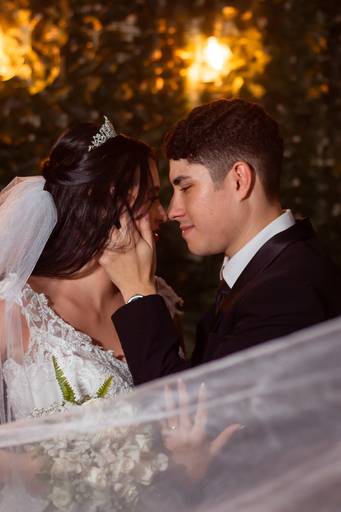 Noivos posando no casamento - queimados