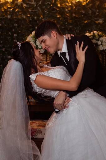 Noivos posando no casamento - queimados
