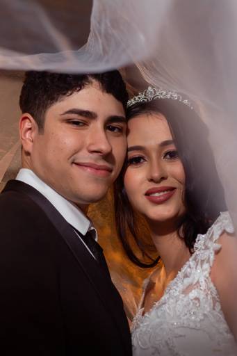 Noivos posando no casamento - queimados