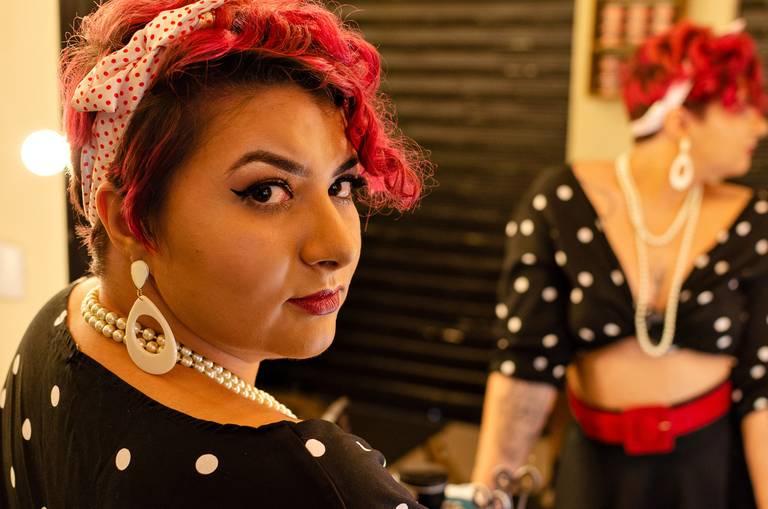 Ensaio sensual  PinUp numa barbearia com saia preta, cropped  e luva branca.