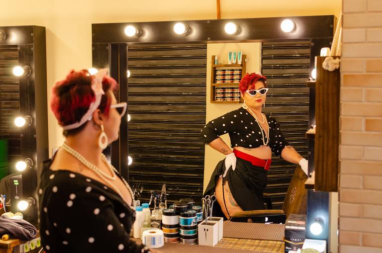 Ensaio sensual  PinUp numa barbearia com reflexo no espelho.