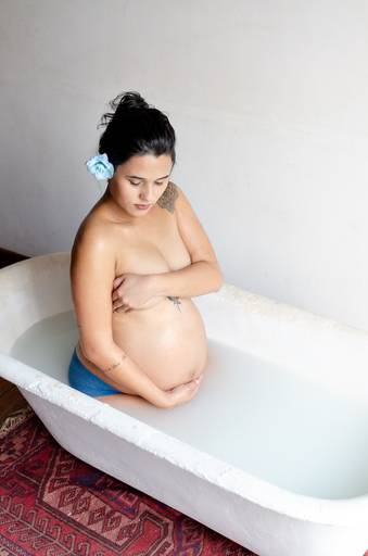 Ensaio de gestante sensual da Veronica na banheira.