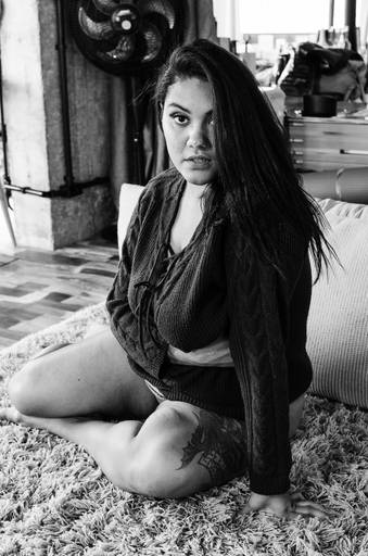 Ensaio fotográfico sensual da Juliana, em pb.