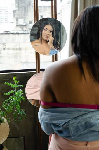 Ensaio fotográfico sensual da Juliana, foto de reflexo no espelho
