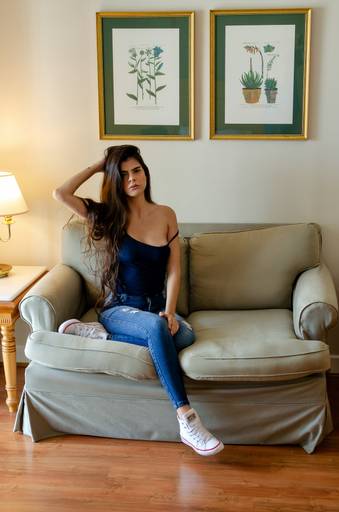 Ensaio fotográfico sensual da Mel, na suíte de um hotel.