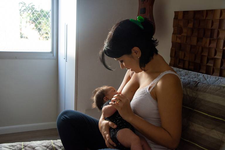 mãe amamentando