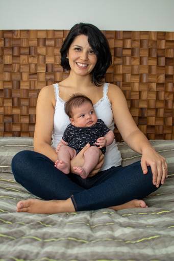 mãe com a filha no colo