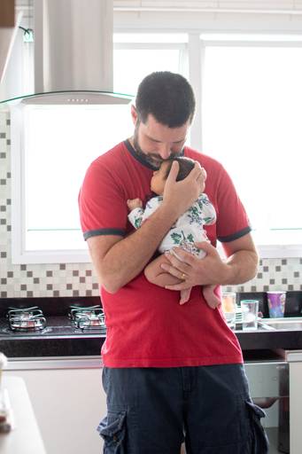 pai segurando o bebe
