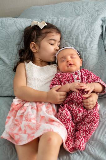 crianças deitadas se abraçando