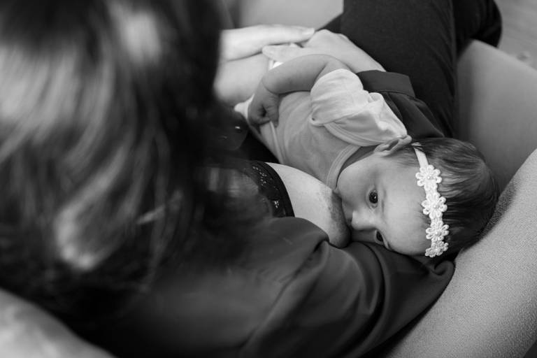 mãe amamentando a filha