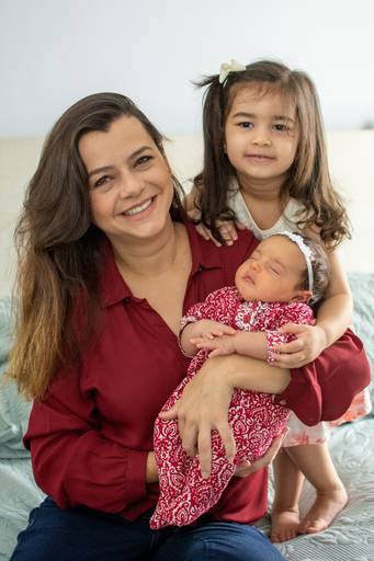 mãe e filhas posando para foto