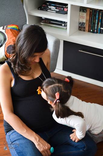 criança beijando com a mãe