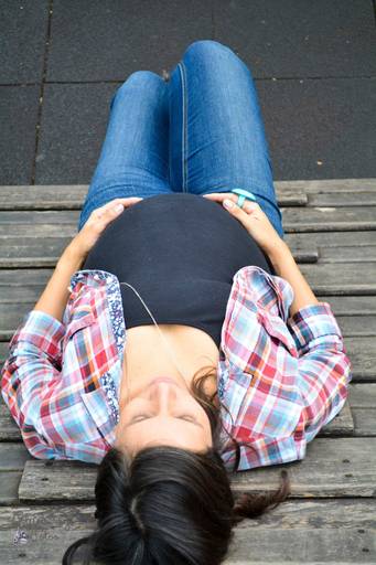 mãe deitada sentada posando para foto