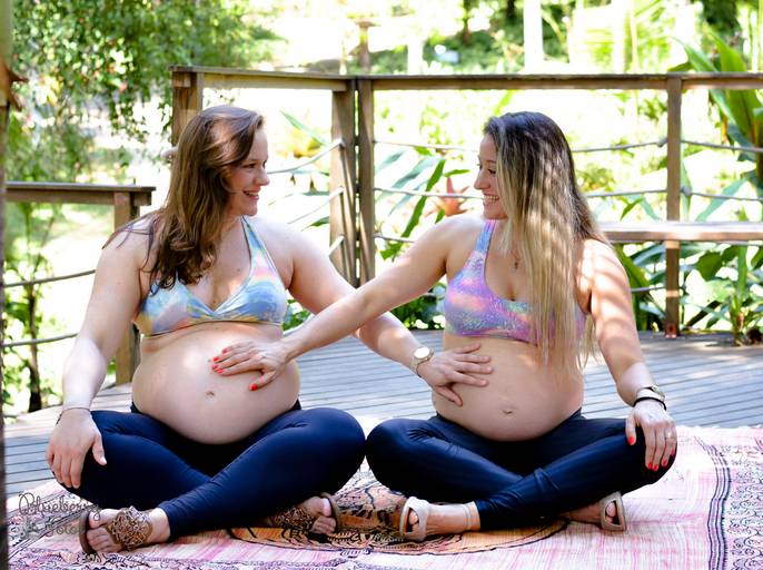 duas gestantes tocando a barriga uma da outra