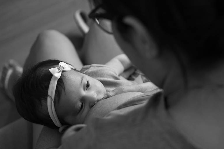 mãe amamentando