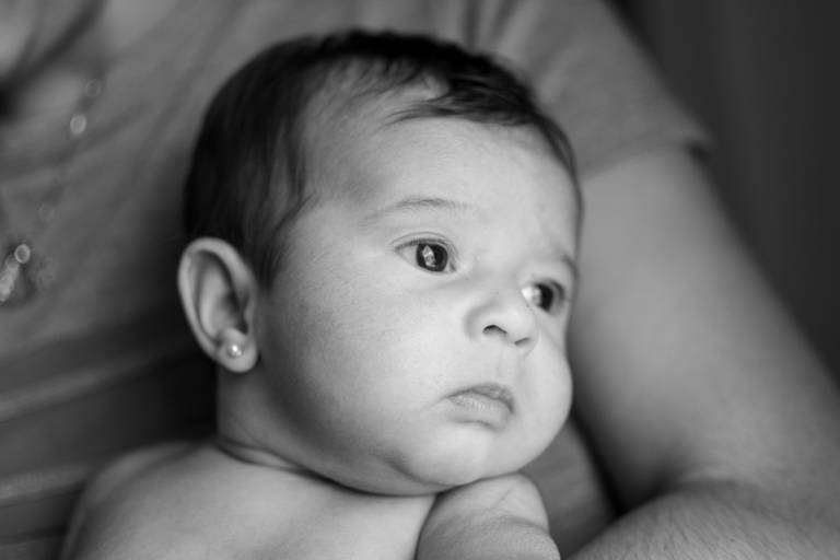 bebe no colo da mãe