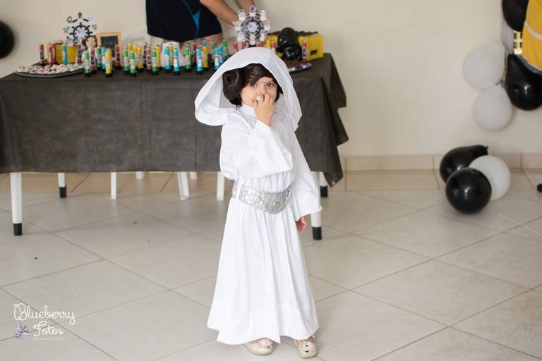 criança fantasiada de princesa Leia de Star Wars
