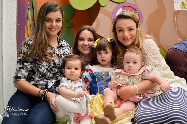 três mães posando com três filhas