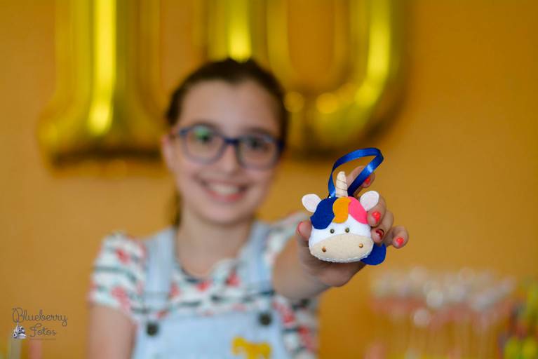 criança segurando um enfeite de festa