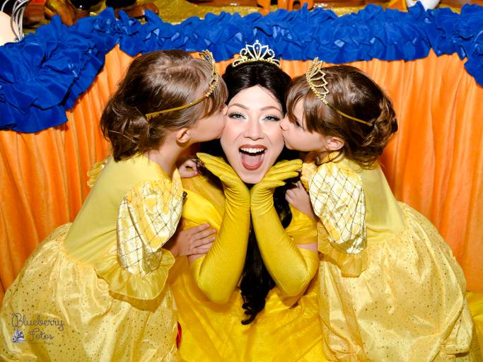 gêmeas fantasiadas de princesa