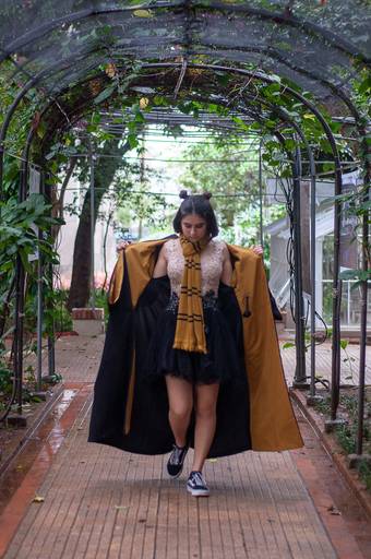 adolescente tirando o casaco