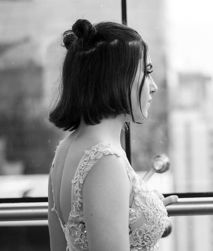 adolescente olhando para frente