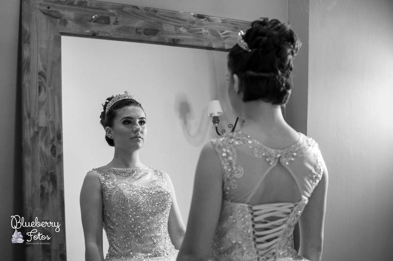 adolescente em frente ao espelho