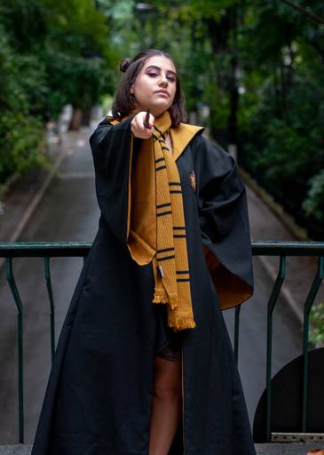 adolescente fantasiada de harry potter