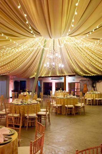 Salão de festa decorado com luzes amarelas