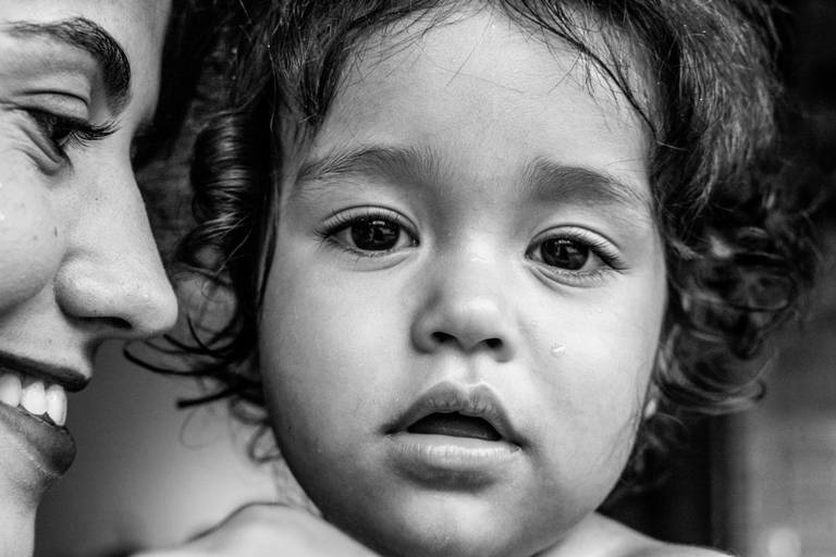criança olhando para a câmera