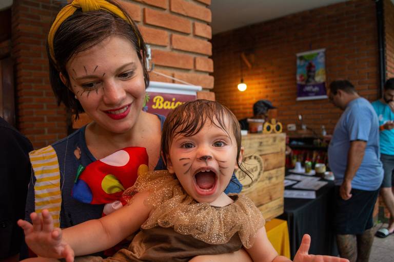 criança imitando um leão