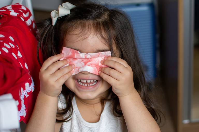criança sorrindo para foto