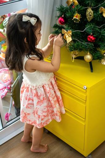 criança montando árvore de natal