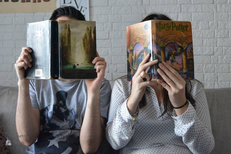 homem e mulher segurando livros