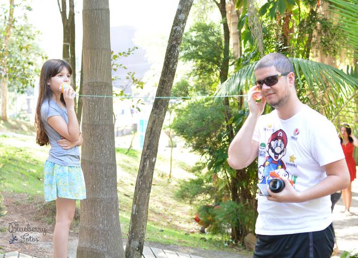 pai e filha brincando no parque