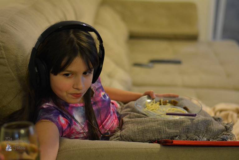 criança sentada no sofá