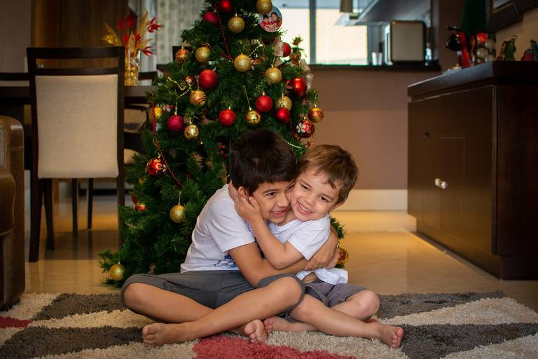 duas crianças se abraçando