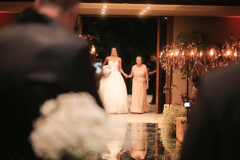 enquanto isso, no altar