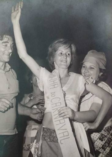 Teresa coroada a Rainha do Carnaval de Trajano de Moraes; Ao seu lado o tio Inacio e sua amiga Maria Regina Caetano.
