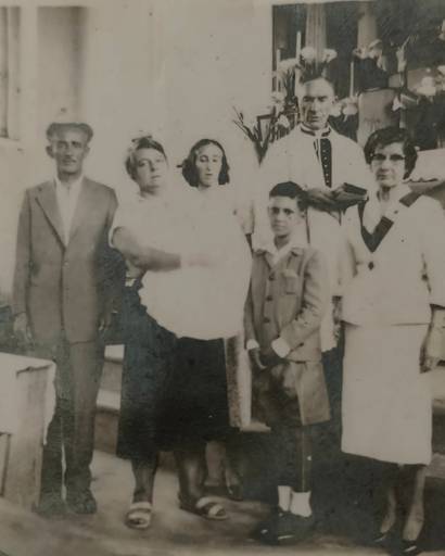 Padre Antonio Francisco Maria, Antonio Sartori, tia Marieta com a sua filha Neuza no colo e Regina.