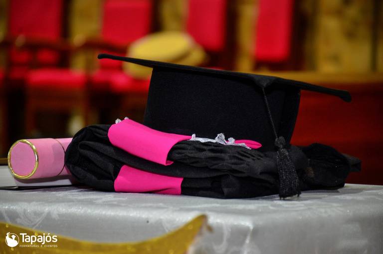 Beca, capelo e canudo personalizado